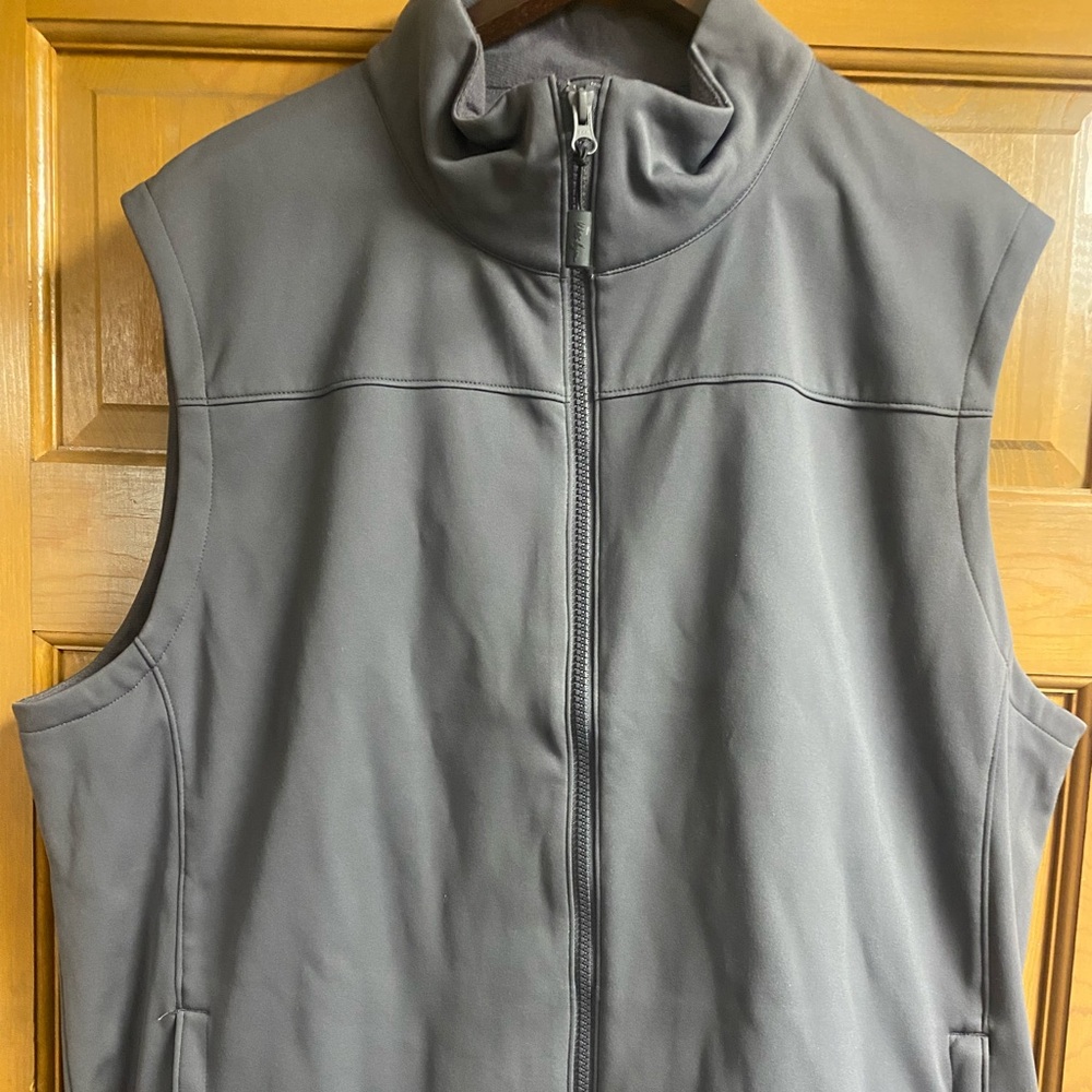 Walter Hagen Golf Vest size XL.  Item is brand new new, never warn.